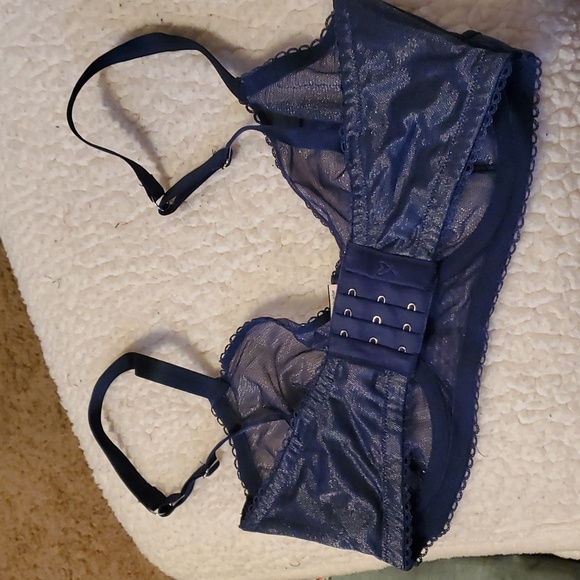 Sheer and shiny, under wire design, barely worn - Picture 3 of 4